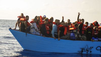 إنقاذ المهاجرين من البحر على بعد حوالي 30 ميلاً قبالة ليبيا من قبل فرق الانقاذ التابعة لسفينة جيو بارنتس، الجمعة 6 أكتوبر 2023.