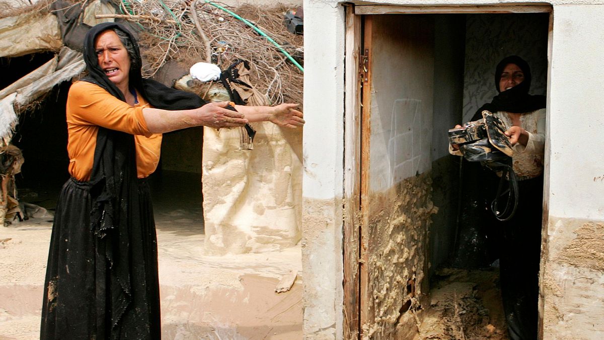 Des femmes palestiniennes réagissent après que des eaux d'égout brutes ont jailli de bassins de rétention et ont envahi un village dans le nord de la bande de Gaza, le 27 mars 2007.