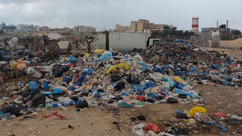 Eine provisorische Mülldeponie in Khan Younis, die nach der Bombardierung der Hauptanlage eingerichtet wurde.