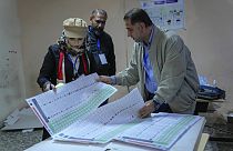 مسؤولو الانتخابات يفرزون النتائج بعد إغلاق صناديق الاقتراع في انتخابات مجالس المحافظات في بغداد، العراق، 18 ديسمبر 2023.