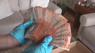 صورة مأخوذة من مقطع فيديو لمبلغ مالي عثر عليه في أحد المنازل