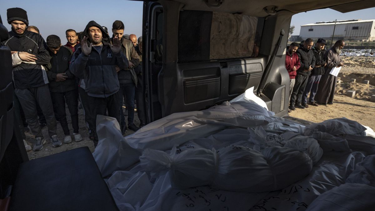 Похороны погибших при израильской бомбардировке в Рафахе