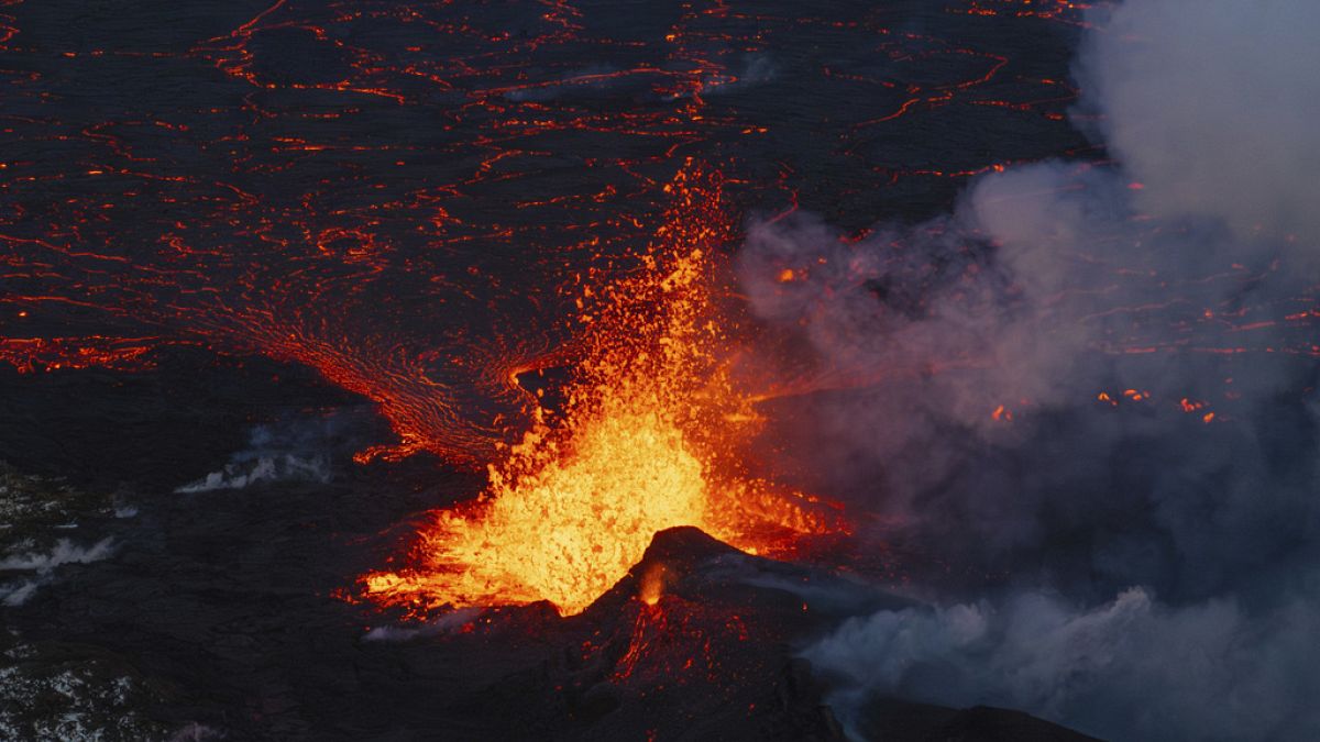 O vulcão continua a expelir magma