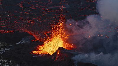 Primer plano del segmento activo septentrional de la fisura original de un volcán activo en Grindavík, en la península islandesa de Reykjanes, el 19 de diciembre de 2023.