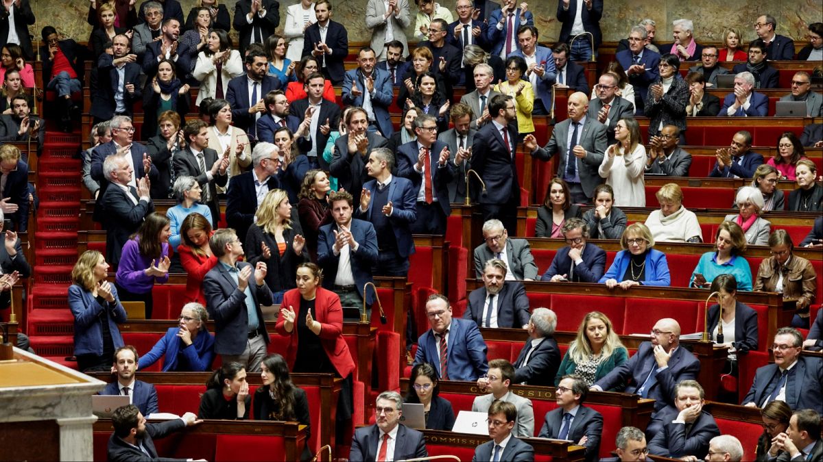 La nouvelle loi sur l’immigration suscite une vive polémique en France : soulagement de l’extrême droite et démission du ministre de la Santé
