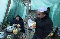 Sobreviventes desalojados passaram a noite em tendas improvisadas
