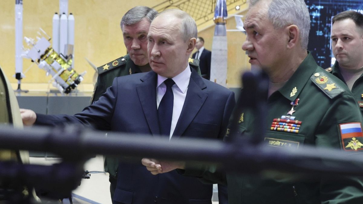 O Presidente russo, Vladimir Putin, ao centro, o Chefe do Estado-Maior russo, General Valery Gerasimov, à esquerda, e o Ministro da Defesa russo, Sergei Shoigu, à direita.