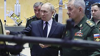 O Presidente russo, Vladimir Putin, ao centro, o Chefe do Estado-Maior russo, General Valery Gerasimov, à esquerda, e o Ministro da Defesa russo, Sergei Shoigu, à direita.
