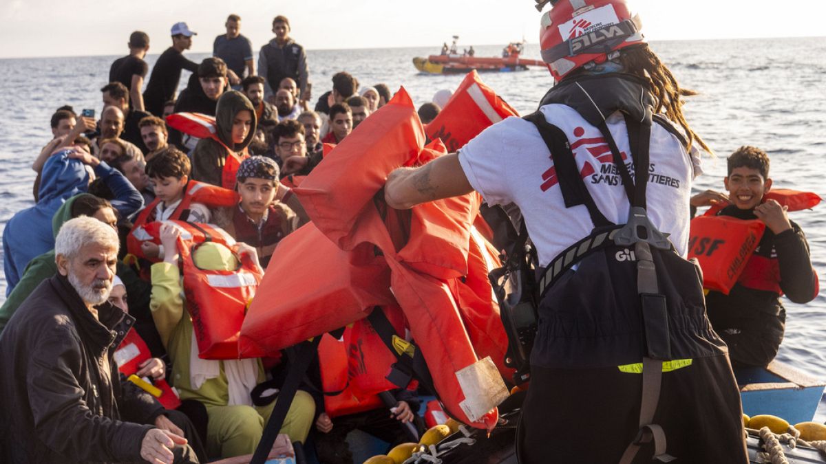 Мигранты, направлявшиеся к побережью Италии, спасены