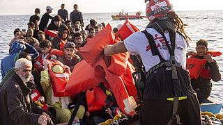 Ein Boot mit Migranten vor der Küste Libyens am 6.10.23