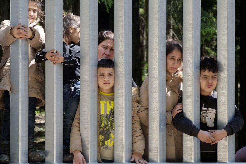 أعضاء من مجموعة مكونة من حوالي 30 مهاجرًا يطلبون اللجوء في بيالوفيجا، بولندا، في 28 مايو 2023.