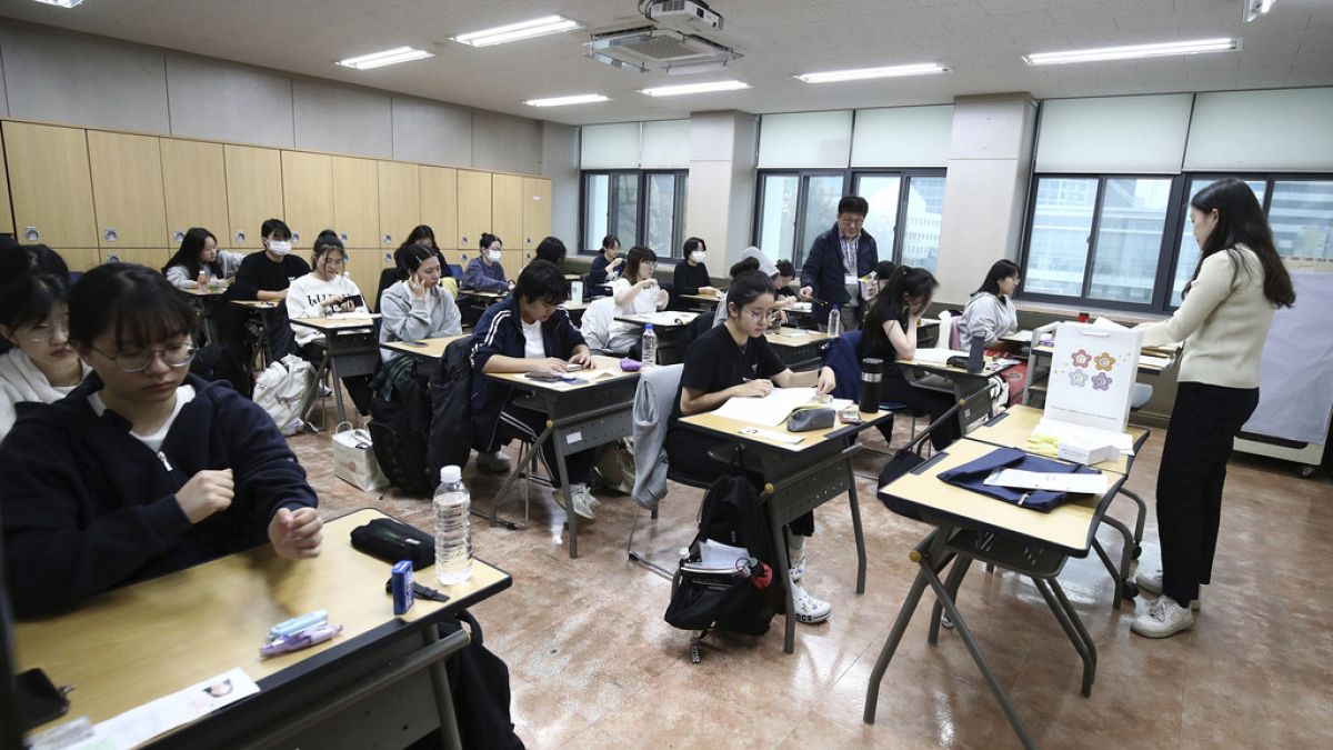 Güney Kore'de sınava giren öğrenciler