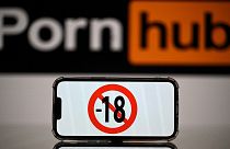 Pornhub, de capital canadiense, es uno de los tres sitios pornográficos designados "plataforma en línea muy grande" (VLOP) en virtud de la Ley de Servicios Digitales de la UE.