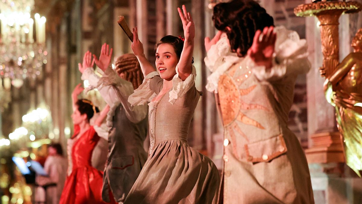 Χορευτές του Μπαλέτου της Βασιλικής Όπερας με κοστούμια εποχής εμφανίζονται στη "Galerie des Glaces" στο πλαίσιο της παράστασης "Parcours du Roi" (Το ταξίδι του βασιλιά).