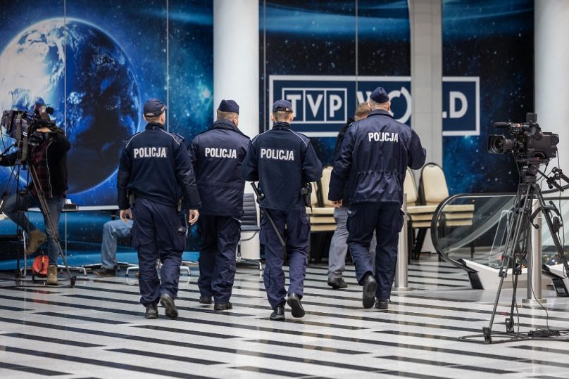Polonya güvenlik güçleri, Polonya devlet televizyonu binasında yapılan oturma eylemi sırasında binada dolanırken