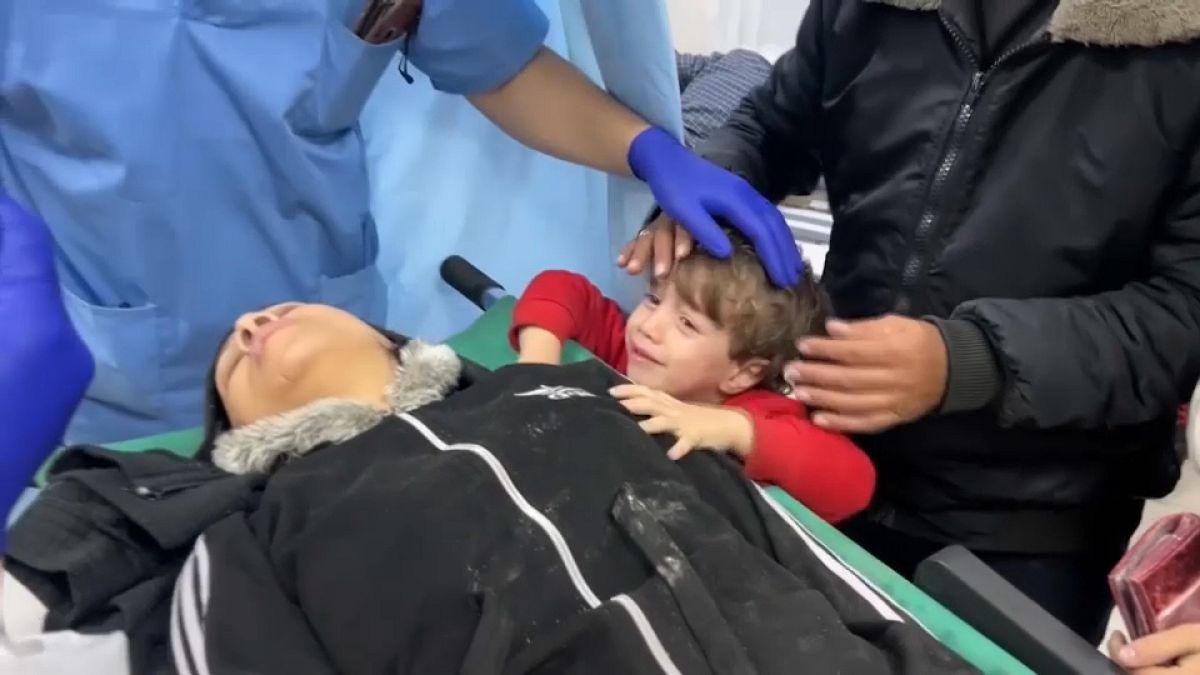 طفل ووالدته المصابة في مستشفى ناصر بخان يونس