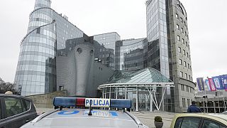 La polizia arriva alla sede dell'emittente statale polacca TVP per le proteste contro le misure adottate sui media pubblici dal nuovo governo Tusk