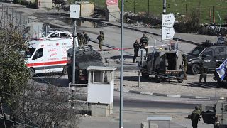 قوات إسرائيلية تطوق المنطقة التي أطلق فيها الجنود النار على سائق فلسطيني