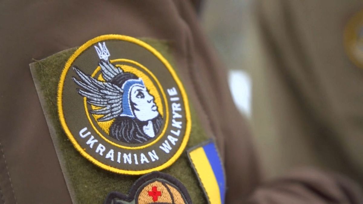 Az Ukrán Valkűrök jelvénye egy katonai egyenruhán