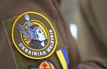 Az Ukrán Valkűrök jelvénye egy katonai egyenruhán