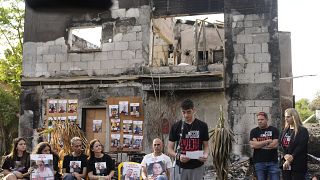  مجموعة تضم عددا من الرهائن الإسرائيليين المفرج عنهم وعائلات المختطفين لدى حماس في منطقة كيبوتس