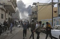 Палестинцы на улицаз города во время обстрела со стороны Израиля