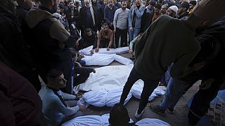 Decenas de palestinos lloran a sus familiares muertos en el bombardeo israelí de la localidad de Deir Al-Balah, en la Franja de Gaza, el miércoles 20 de diciembre de 2023.