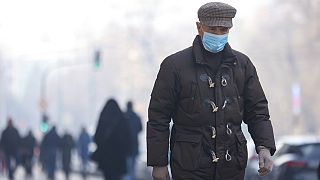 Житель Сараева в маске идёт по улицам города 