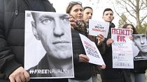 Des manifestants se rassemblent devant le domicile de l'ambassadeur de Russie Sergueï Netchaev à Berlin, le samedi 16 décembre 2023.