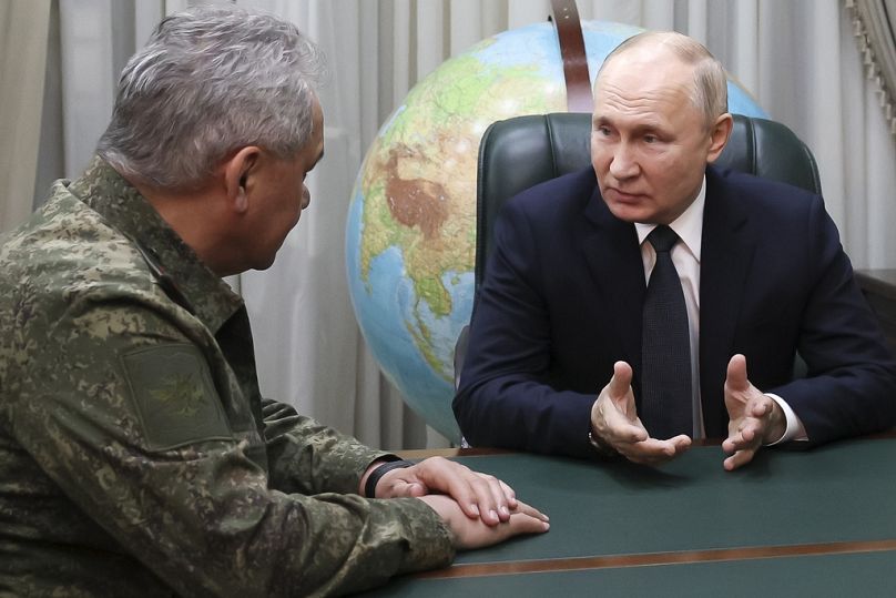 Vlagyimir Putyin orosz elnök Szergej Sojgu védelmi miniszterrel tárgyal november elején
