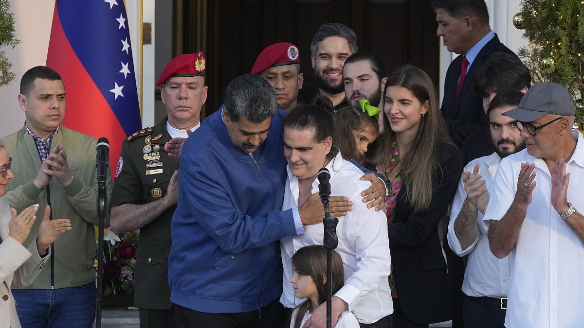 El presidente venezolano Maduro, centro izquierda, abraza a Alex Saab después de que Saab llegó al palacio presidencial de Miraflores en Caracas, el 20 de diciembre de 2023.
