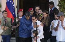 El presidente venezolano Maduro, centro izquierda, abraza a Alex Saab después de que Saab llegó al palacio presidencial de Miraflores en Caracas, el 20 de diciembre de 2023.