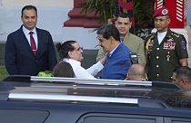 Maduro venezuelai elnök (középen jobbra) 2023. december 20-án fogadja Alex Saabot a caracasi elnöki palotában
