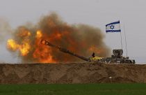 دبابة تابعة للجيش الإسرائيلي تقصف غزة