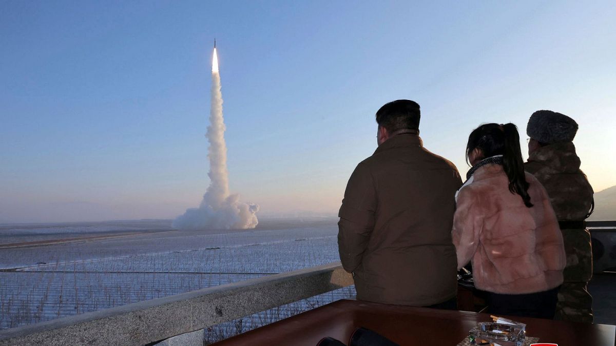 رهبر کره شمالی در رزمایش آزمایش بالستیک