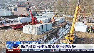 بناء ملاجئ مؤقتة في قرى مقاطعة قانسو الصينية لمنكوبي الزلزال