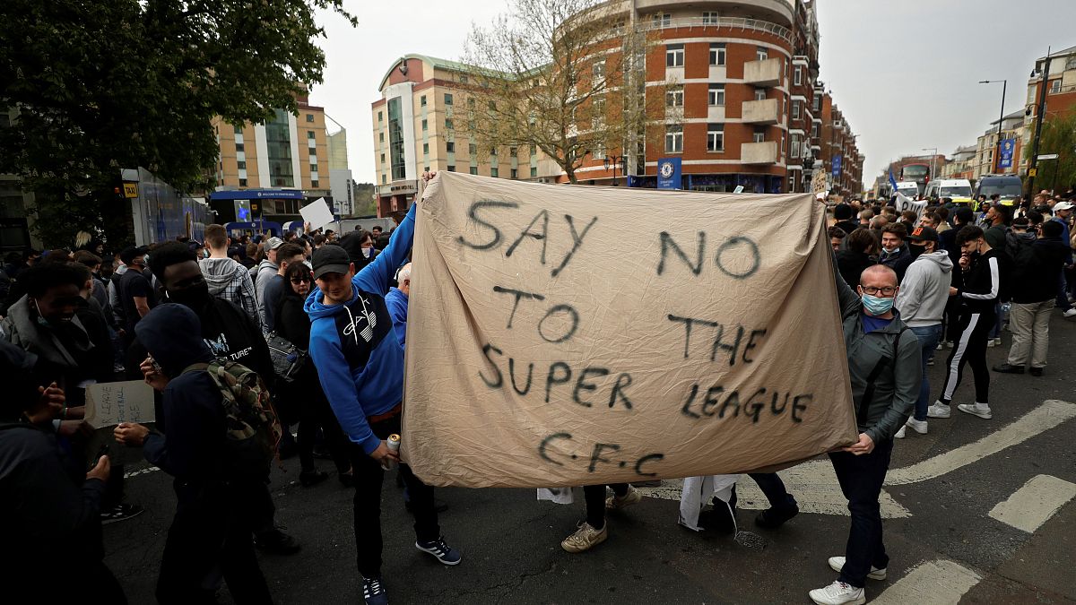 مشجعو تشيلسي يحتجون خارج ملعب ستامفورد بريدج في لندن