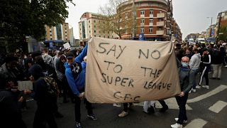 مشجعو تشيلسي يحتجون خارج ملعب ستامفورد بريدج في لندن