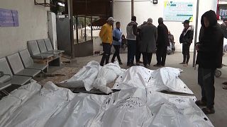 فلسطينيون أمام جثث ذويهم في رفح