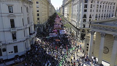 Arjantin'in başkenti Buenos Aires'in Mayıs Meydanı'nda bir araya gelen binlerce kişi, başkan Javier Milei'nin kemer sıkma politikarını protesto etti