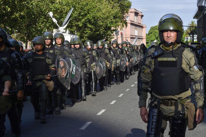 Buenos Aires'te protestocuların yolları kapatmasını engellemek için çok sayıda polis görevlendirildi