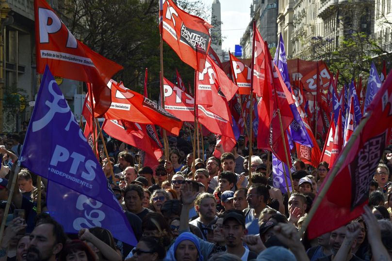 Arjantin'in başkenti Buenos Aires'te sokaklara çıkan binlerce kişi, yeni hükümetin ekonomi politikalarını protesto etti