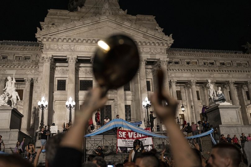 Arjantin Meclis binası önüne gelen protestocular, yeni hükümetin ekonomi politikalarını protesto etti