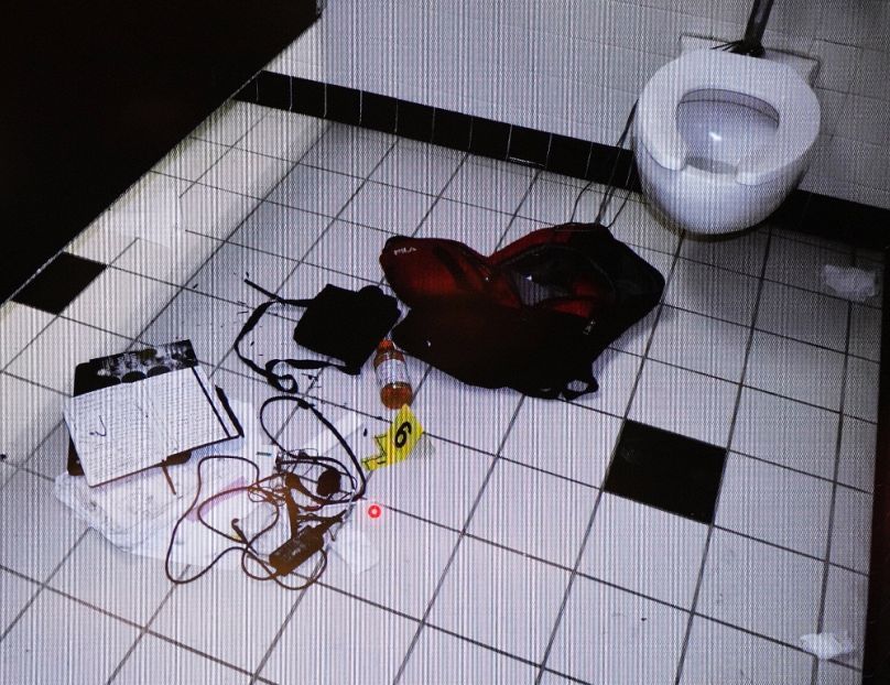 Ethan Crumbley hátizsákja az iskolai mosdó padlóján – a biztonsági kamera tárgyaláson bemutatott felvétele