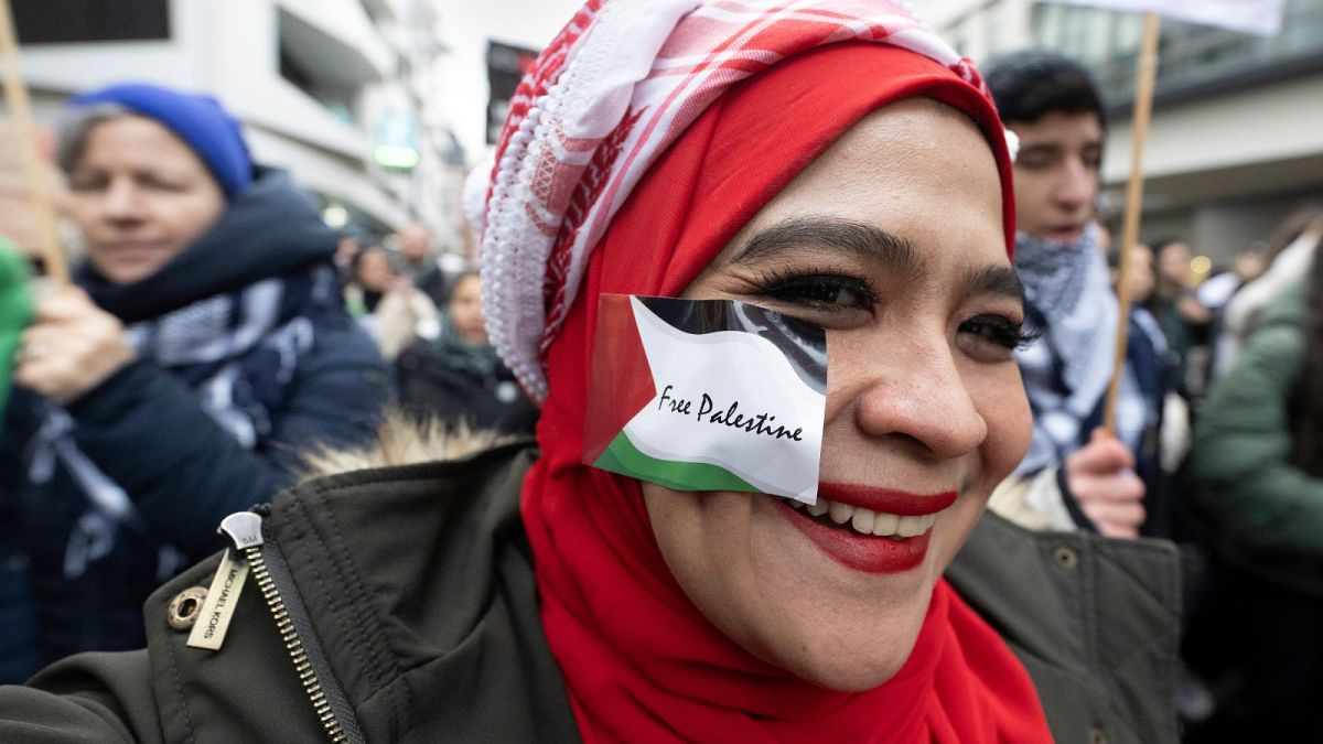 Almanya'nın Frankfurt kentinde 25 Kasım 2023 Cumartesi günü düzenlenen Filistin yanlısı bir protesto gösterisinde bir çıkartmanın üzerine 'Özgür Filistin' yazıldı. 