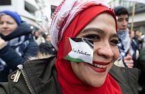 Almanya'nın Frankfurt kentinde 25 Kasım 2023 Cumartesi günü düzenlenen Filistin yanlısı bir protesto gösterisinde bir çıkartmanın üzerine 'Özgür Filistin' yazıldı. 
