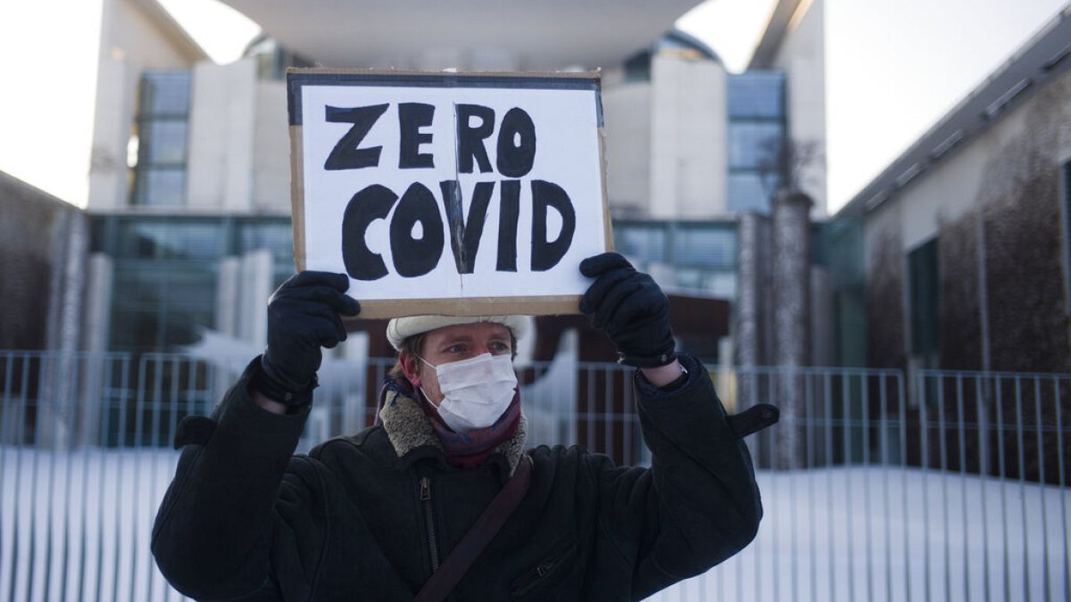 Bir Alman protestocu üzerinde "Sıfır COVID" yazan bir poster tutuyor-2021 (arşiv)