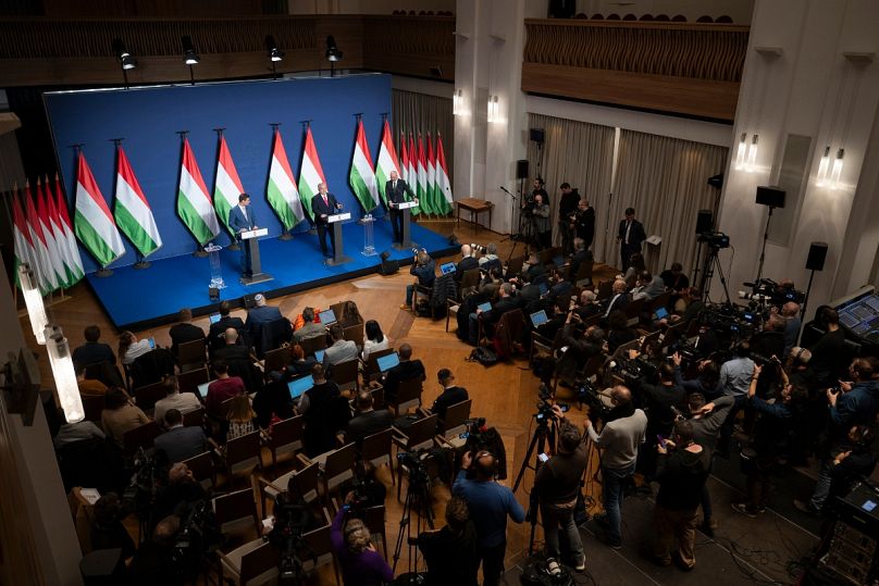 A Miniszterelnöki Sajtóiroda által közreadott képen Orbán Viktor miniszterelnök (k) nemzetközi sajtótájékoztatót tart a Kormányinfó keretében a Karmelita kolostorban