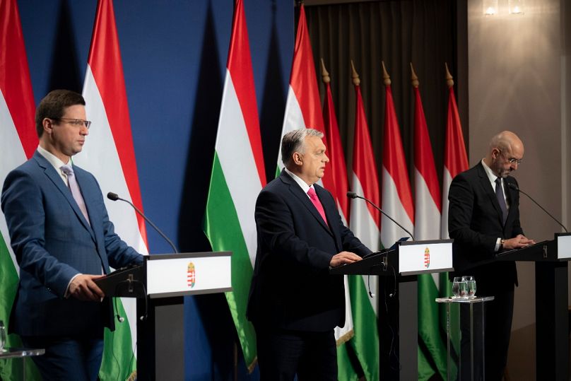 A kormányfő mellett Gulyás Gergely Miniszterelnökséget vezető miniszter (b) és Kovács Zoltán, a Miniszterelnöki Kabinetiroda nemzetközi kommunikációért és kapcsolatokért felel