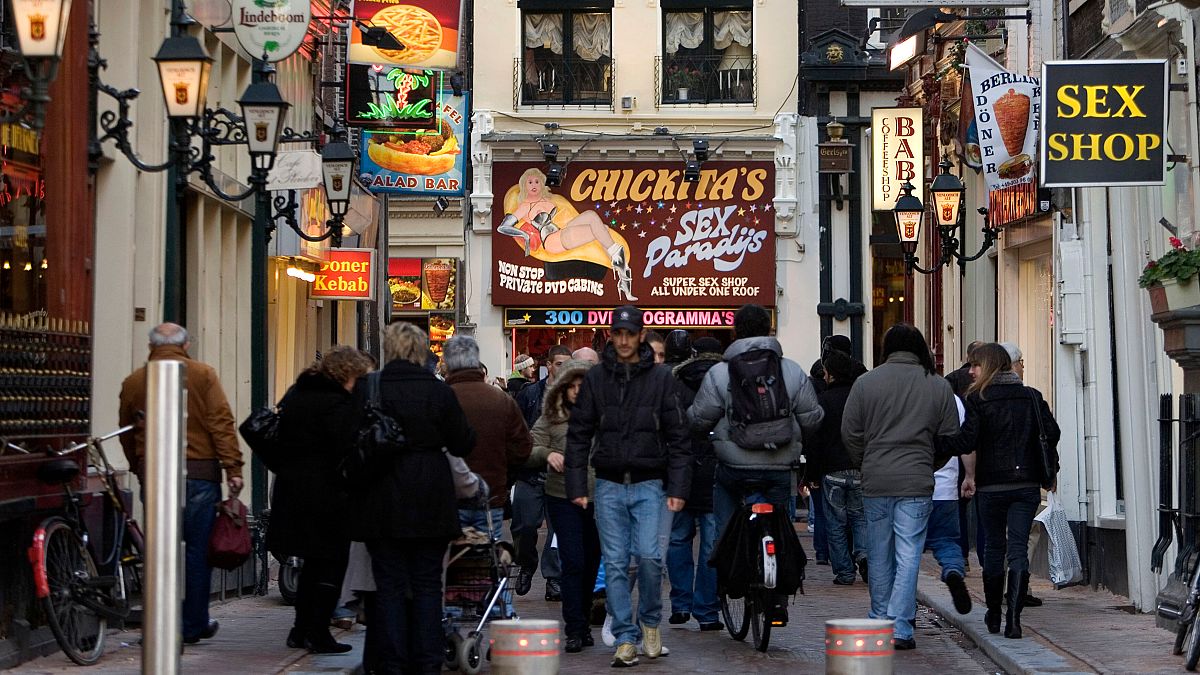 Amsterdam'ın Red Light bölgesinde seks dükkanı reklamları görülüyor.
